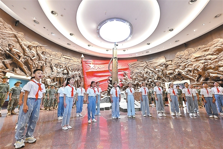 英雄精神 薪火传承（图）