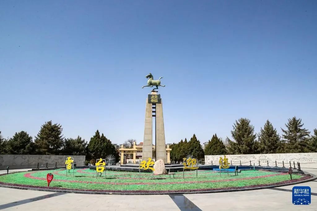 雷台汉墓景区铜奔马雕塑 新华社记者 郎兵兵 摄