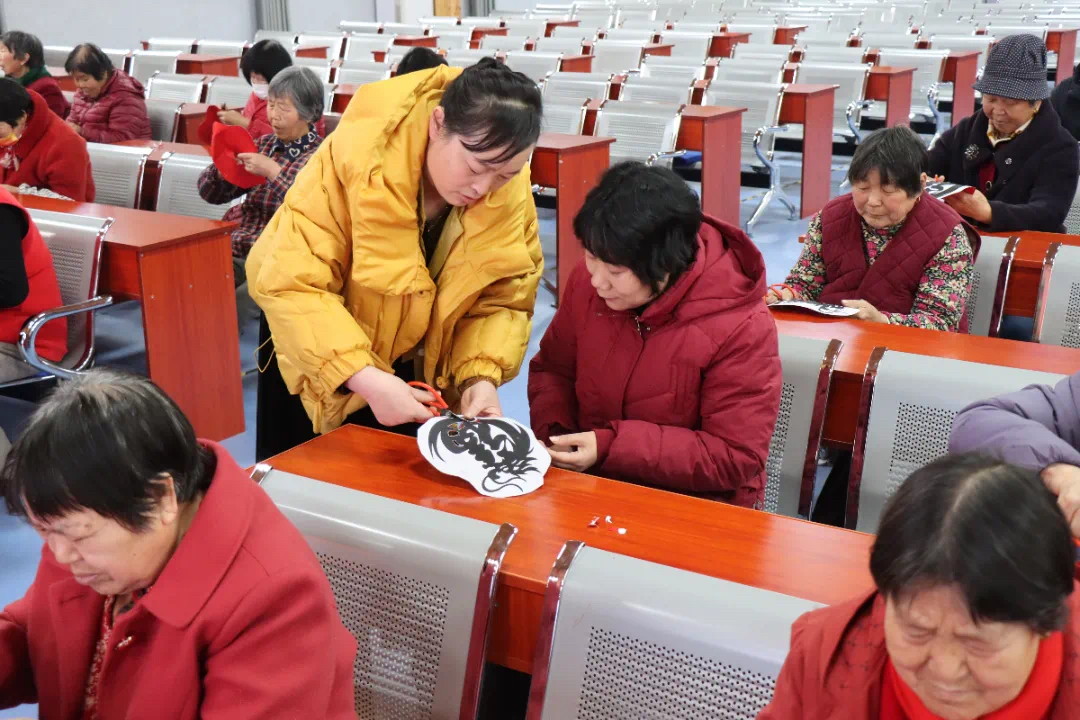 青岛乡里乡亲｜颜丙兰：匠心剪刻守艺脉，活态传承焕新颜