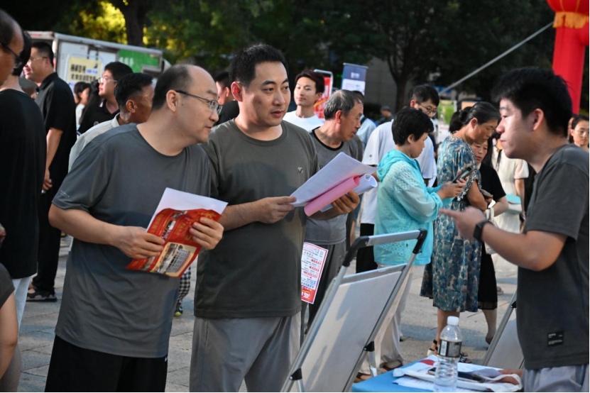 山东即墨：伴着清凉找工作 灯火“点亮”就业新机遇