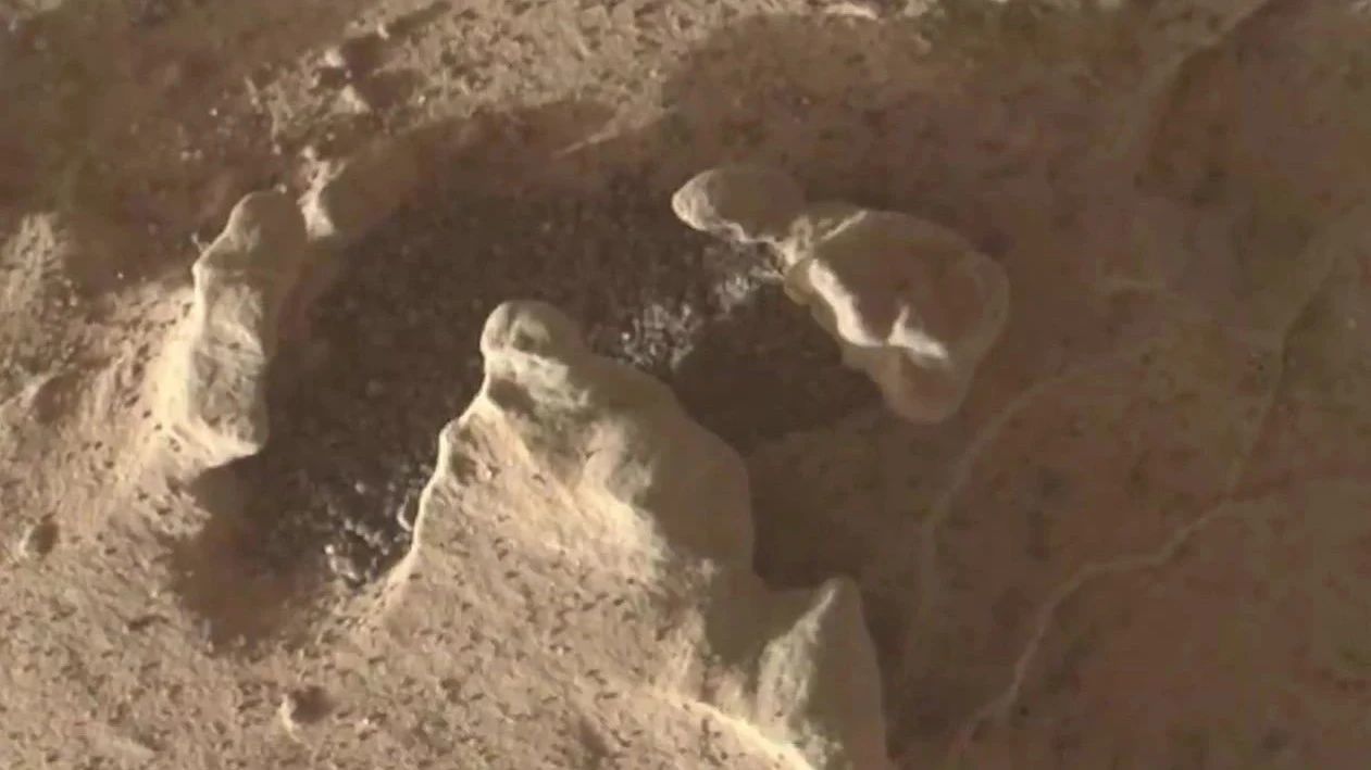 奇怪的火星表面，这就是毅力号为我们带来的，很是精彩