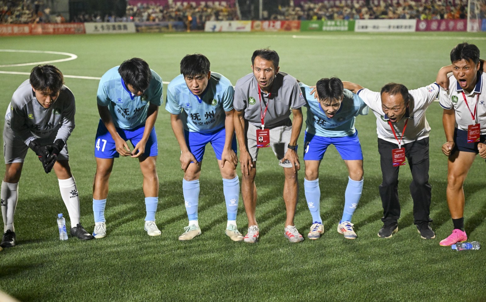 李若琨（中）為隊員鼓勁。 撫州日報記者 戴慶福 攝