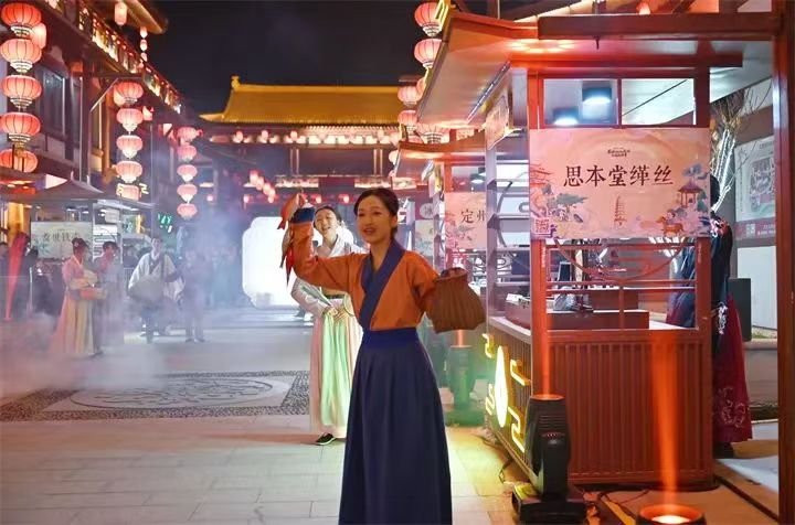 通过“夜节、夜宿、夜市、夜食”四大场景，延长消费链条 定州市委宣传部供图