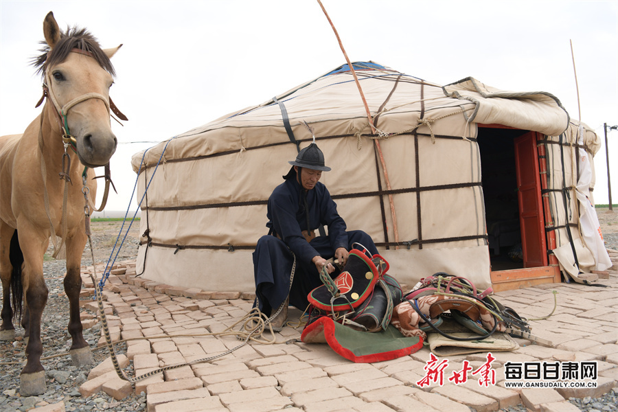 新军对每副马鞍都要仔细保养检查,确保马穿得“舒服”。