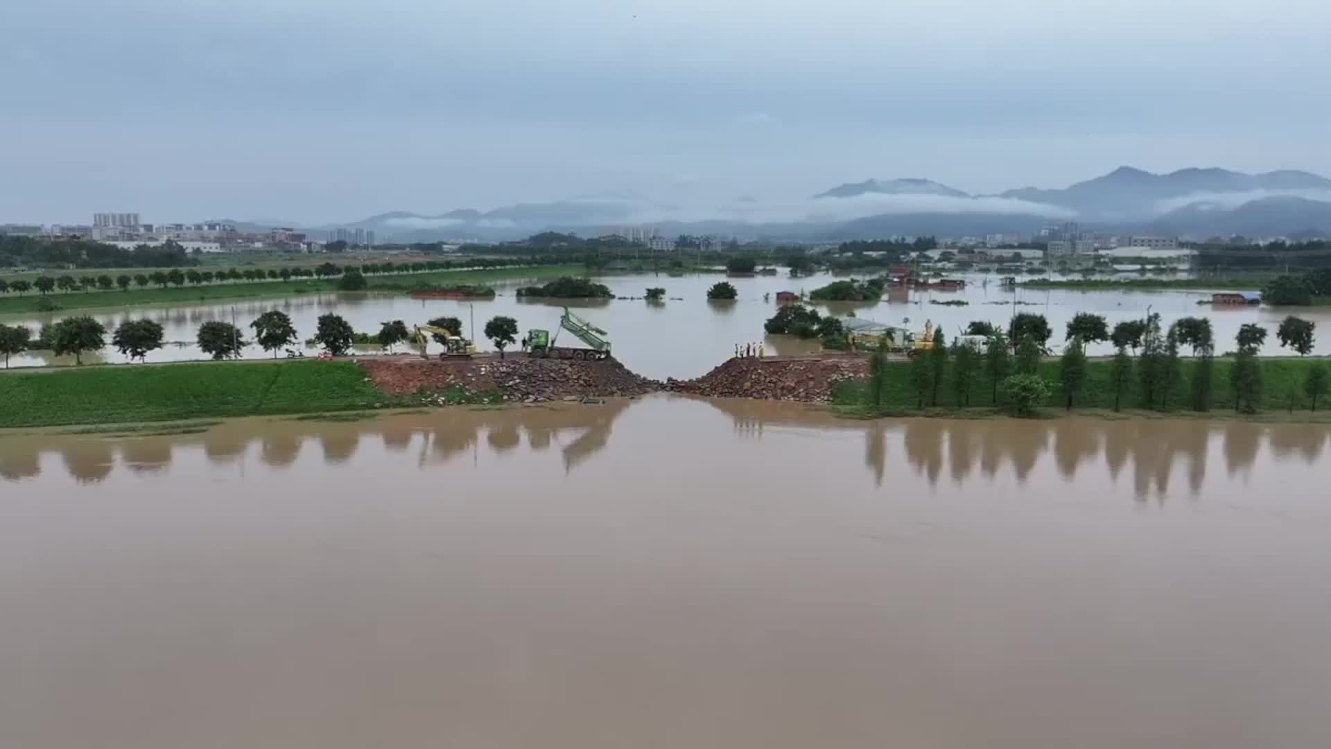 东莞谢岗：河涌滑塌抢险工作基本完成
