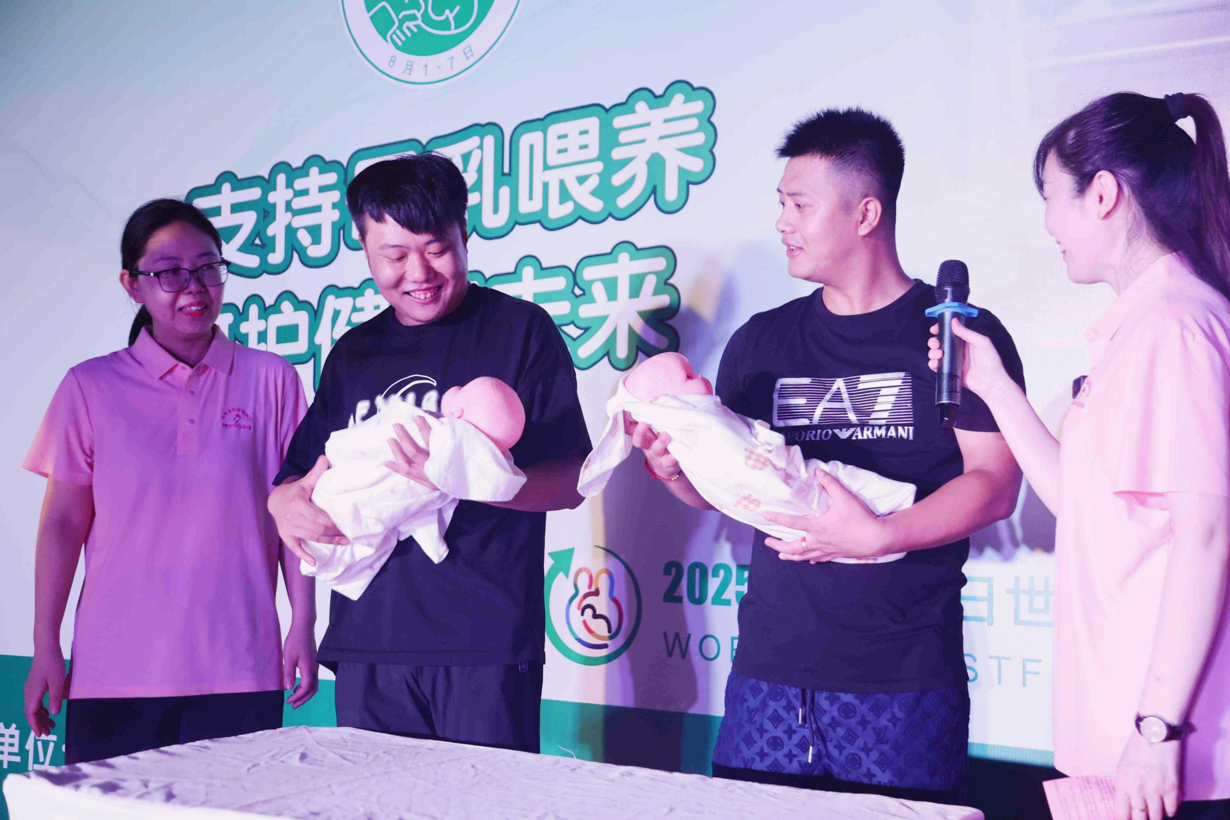 专家现场指导如何包裹宝宝。