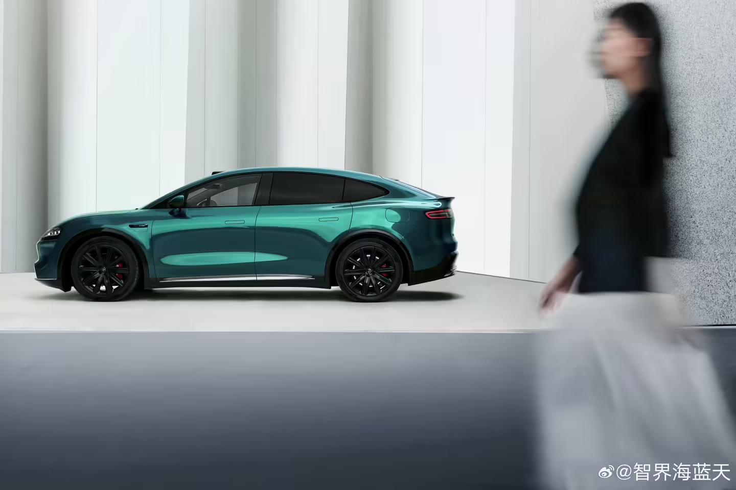 鸿蒙智行智界“极光绿”车色采用5C2B喷涂工艺,官方专门开发有与原漆相同珠光排列的修补专用漆