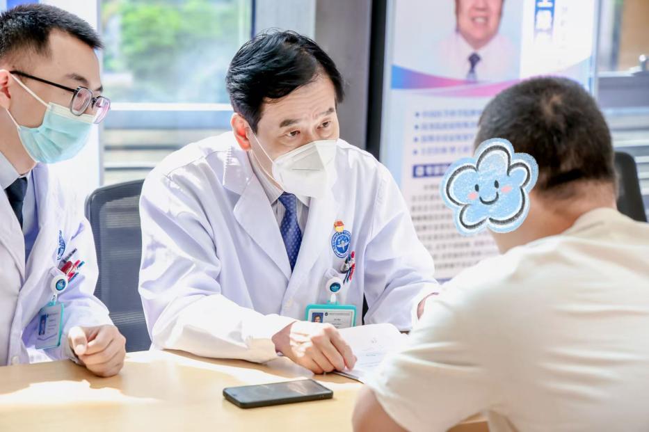 ▲赫捷院士为市民义诊