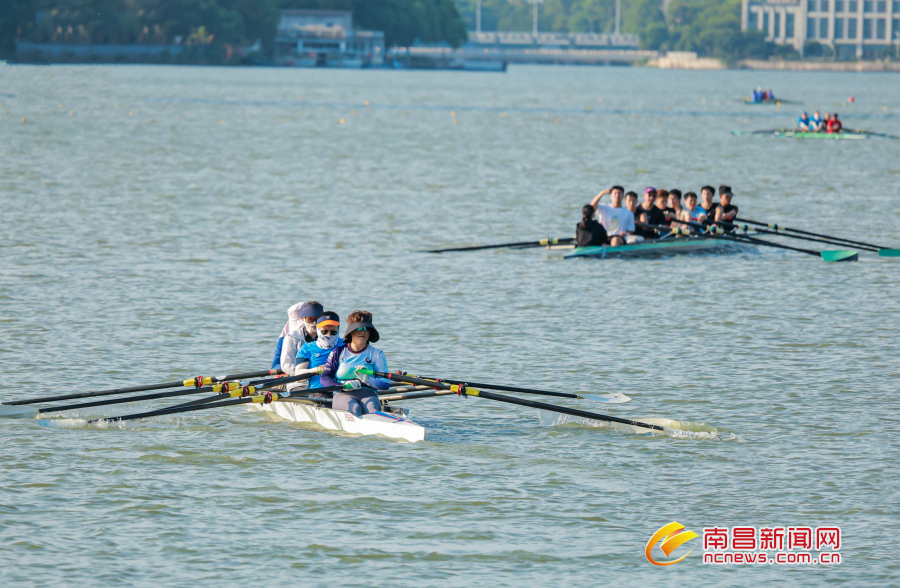运动员竞渡青山湖
