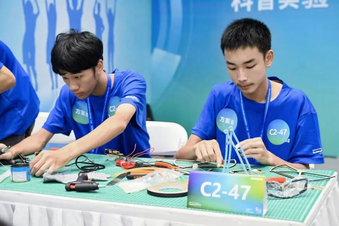 實踐比賽中的楊安杰、楊子熙同學
