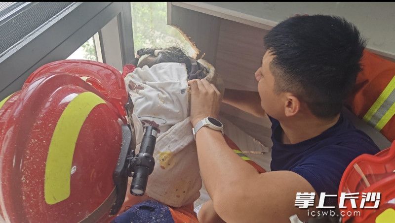 消防员正在营救被卡小女孩。 长沙晚报通讯员 王磊 摄