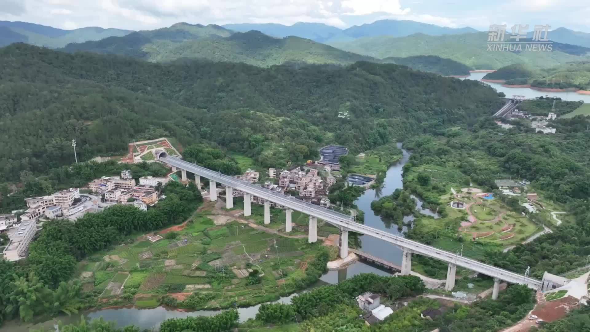 广湛高铁全线铺轨完成