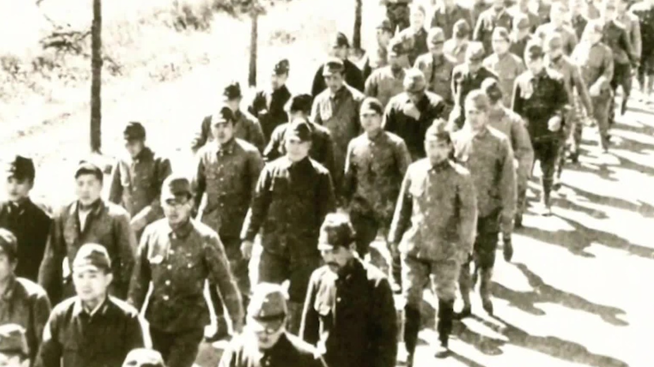 日本战败后，60万日伪战犯被苏军送往西伯利亚，在冰天雪地里强制劳动