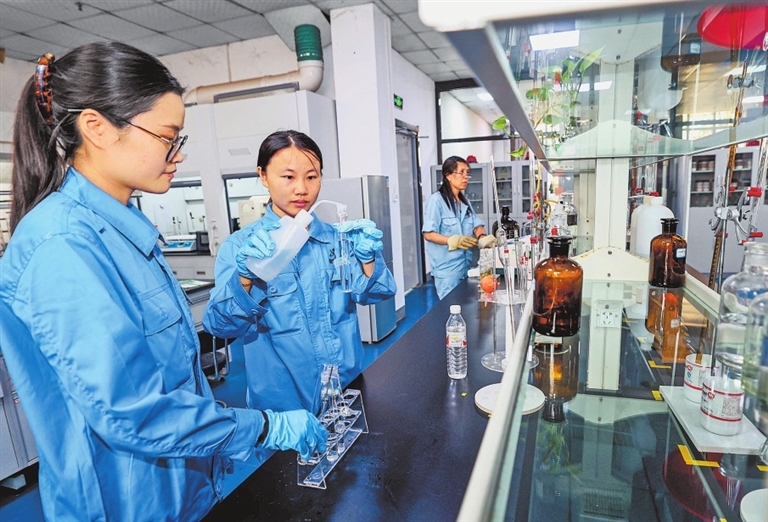 君恒生物通过技术创新把餐厨垃圾变成了飞机用的绿色生物航油。图为工作人员在做实验。记者 邓放 摄