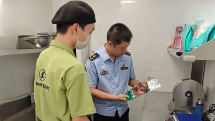 福州一西餐店外卖备注“原切牛排”，实为冷冻肉，市监局：已立案