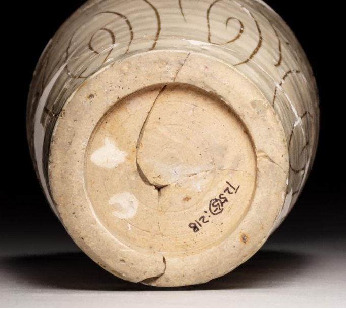 (图十九,白釉划花水波纹梅瓶,金代,口径3.6厘米,足径9厘米,复原高31厘米。现藏于宝丰汝窑博物馆)