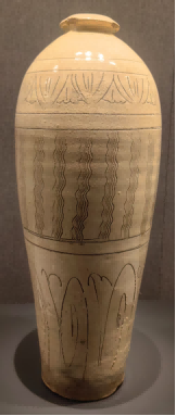 (图四十二,白釉水波纹划花梅瓶,宋代,现藏汝州青瓷博物馆)