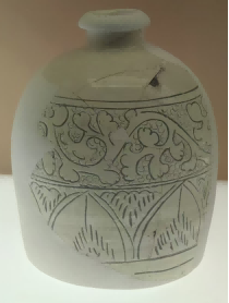 (图三十八,白釉珍珠地划花梅瓶标本,段店窑址采集,现藏鲁山段店窑艺术博物馆)