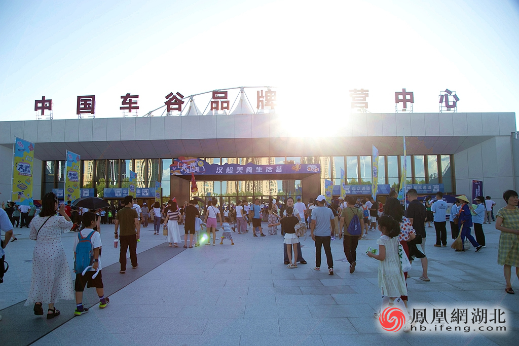 2025“汉超”揭幕 近5万人现场大合唱观赛