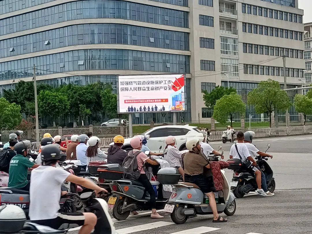 大型户外电子屏滚动播放公益广告