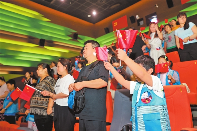 2025奥斯卡乐伴暑期公益夏令营开营观影现场。 河南奥斯卡院线供图