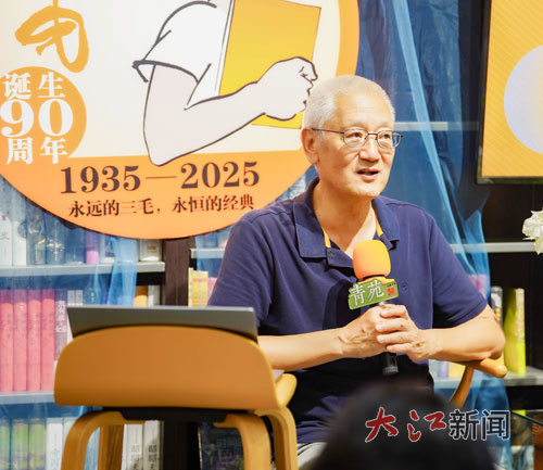 张慰军向江西读者讲述父亲张乐平的故事。 (图/本报全媒体记者段萍)