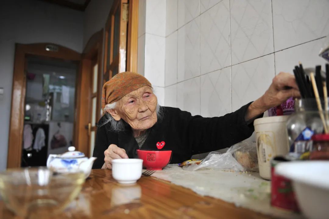玛力亚·索在位于根河市的二女儿家中吃午饭。晚年的玛力亚·索在冬季来临前会从大兴安岭腹地的猎民点回到市区的女儿家中短暂居住。