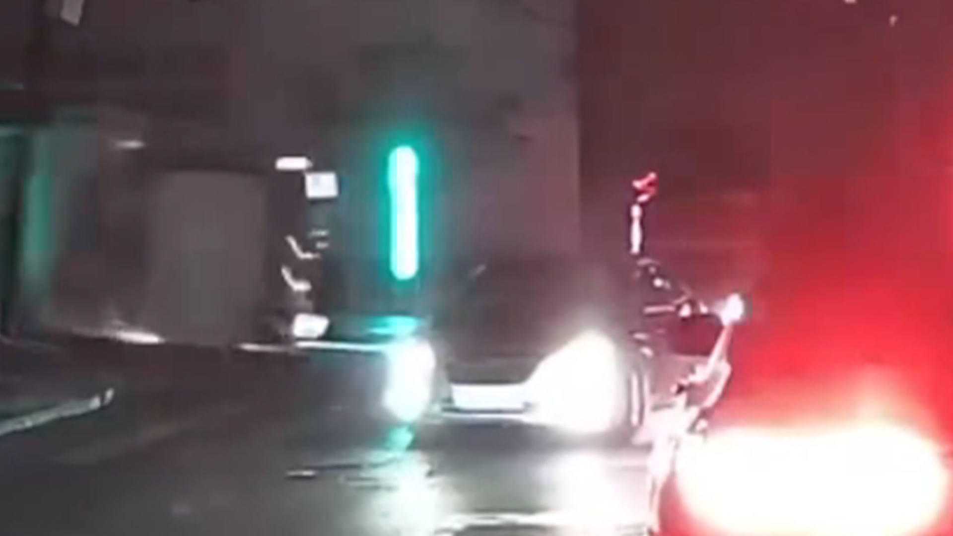 兰州一货车失控从山路冲下连撞多车：侧翻后与地面擦出火花，致1死5伤