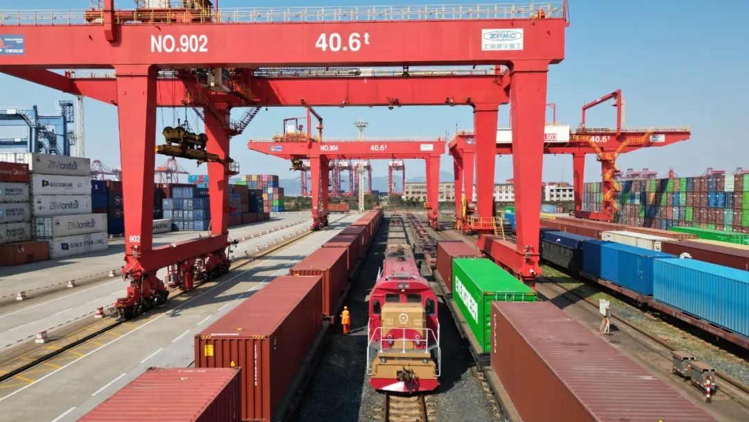 宁波舟山港海铁联运场景 朱嘉祺 摄