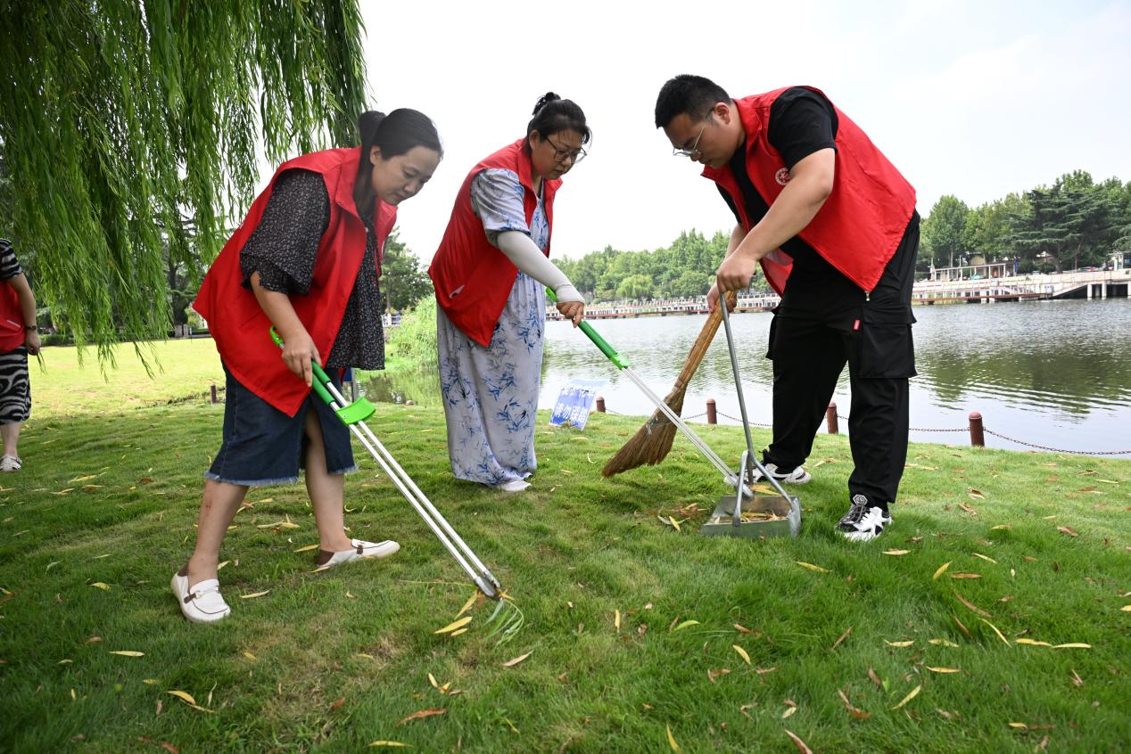 山东即墨：清理河道垃圾 守护绿水青山