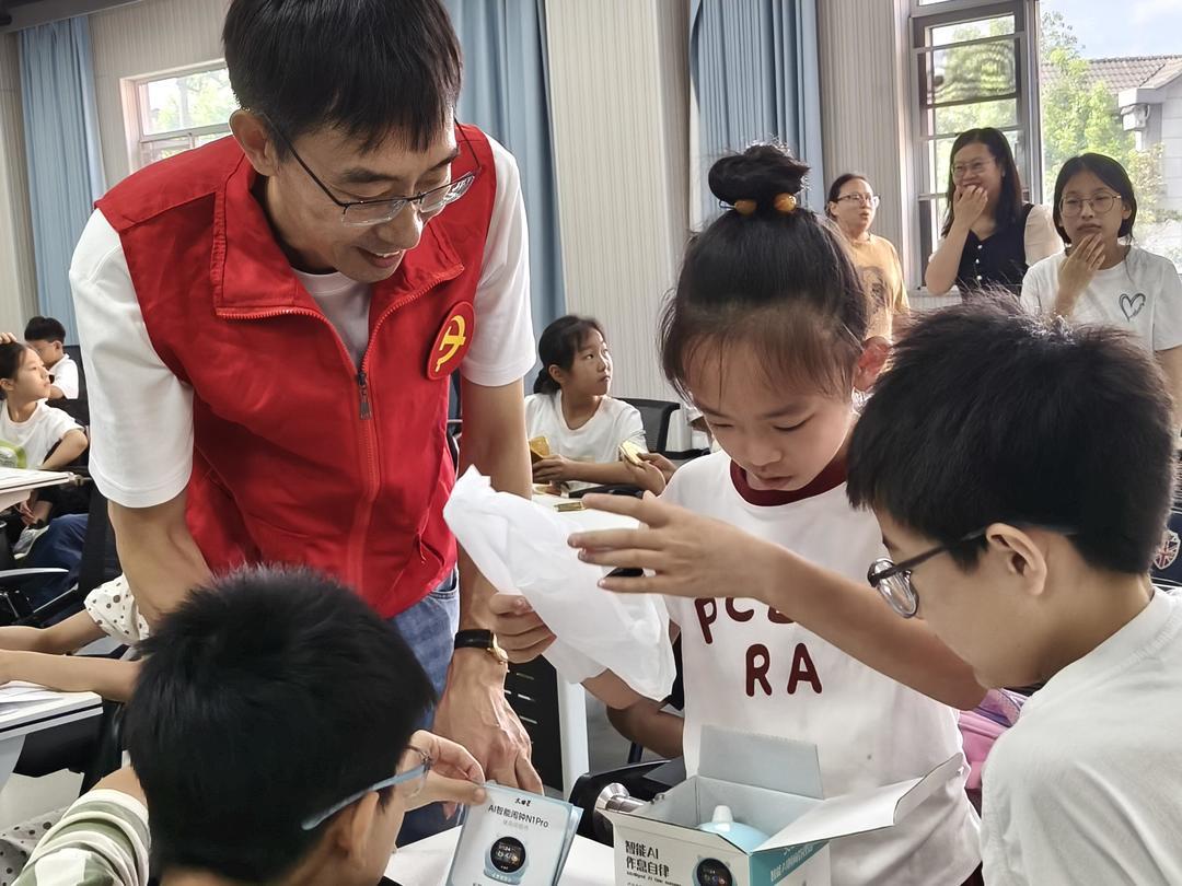 庆元商会党支部书记吴继定为“小候鸟”小菲送上礼物 图片均由通讯员提供