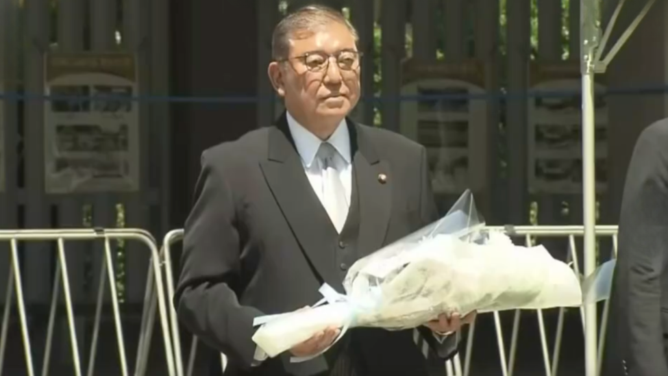 石破茂前往千鸟渊战殁者公墓献花