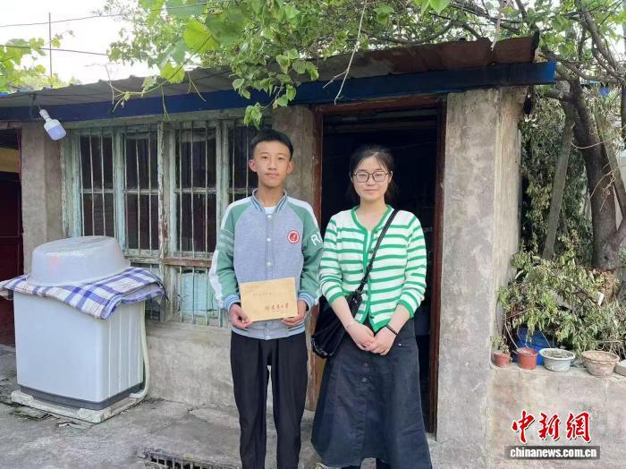 刘习前往顾文兵家中送上第一笔助学金(天津大学供图)