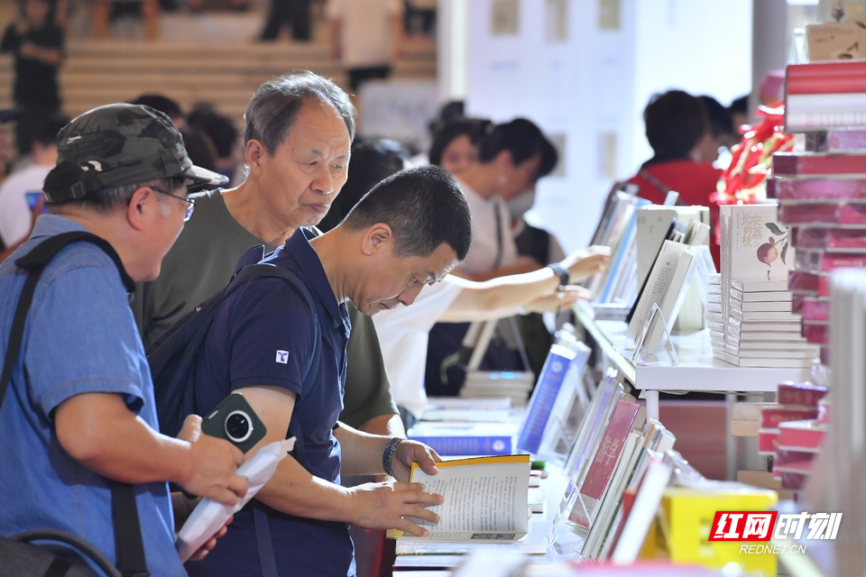 湖南展厅，市民正在翻看自己心仪的图书。