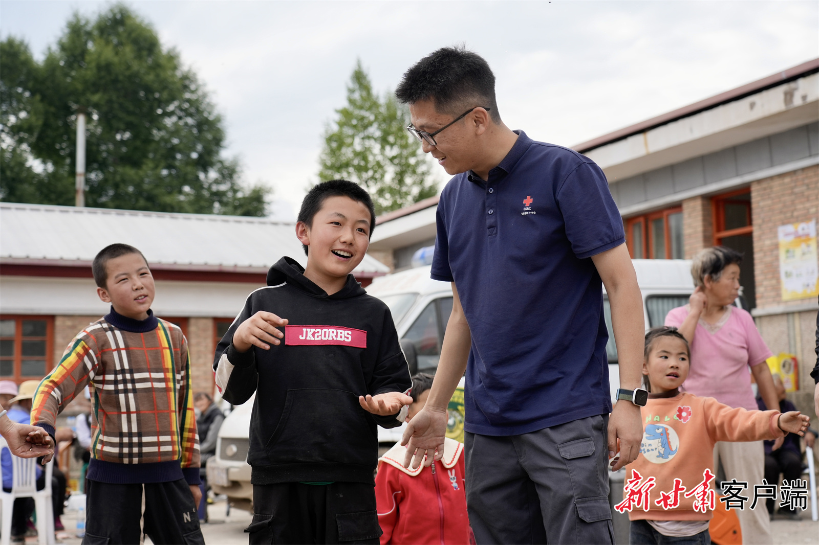 工作人员和孩子们做游戏