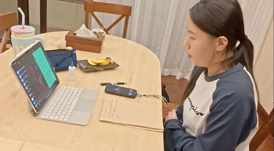 朱政语正在与外国客户打电话。 图片均由受访者提供