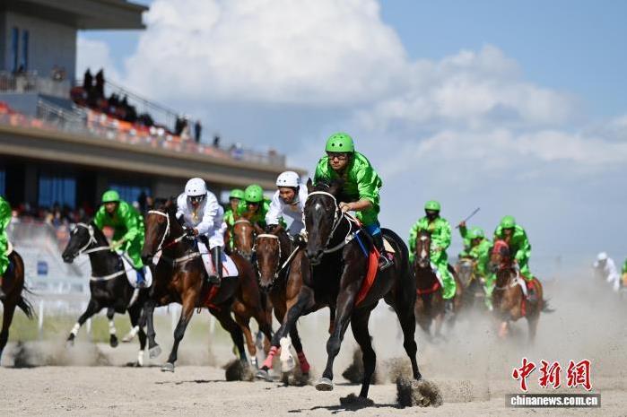 图为赛马选手在格萨尔赛马中心比赛中　中新社记者　九美旦增　摄