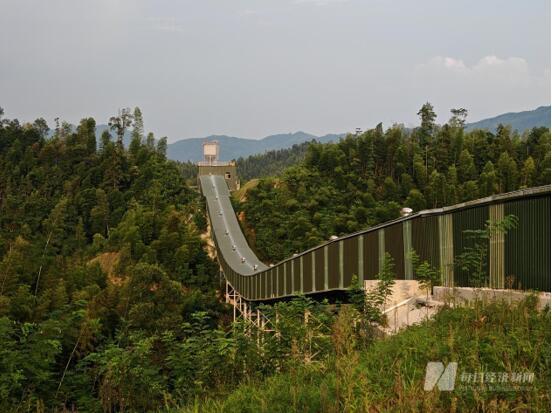 枧下窝矿区附近的矿石传送带 图片来源：每经记者 孔泽思 摄