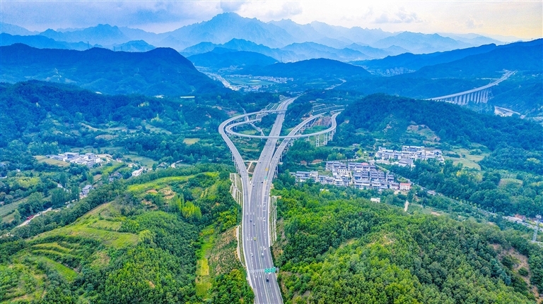 8月4日，在栾川县，洛栾高速公路与伏牛山脉形成一幅美丽的生态画卷。 张怡熙 侯豫炯 摄