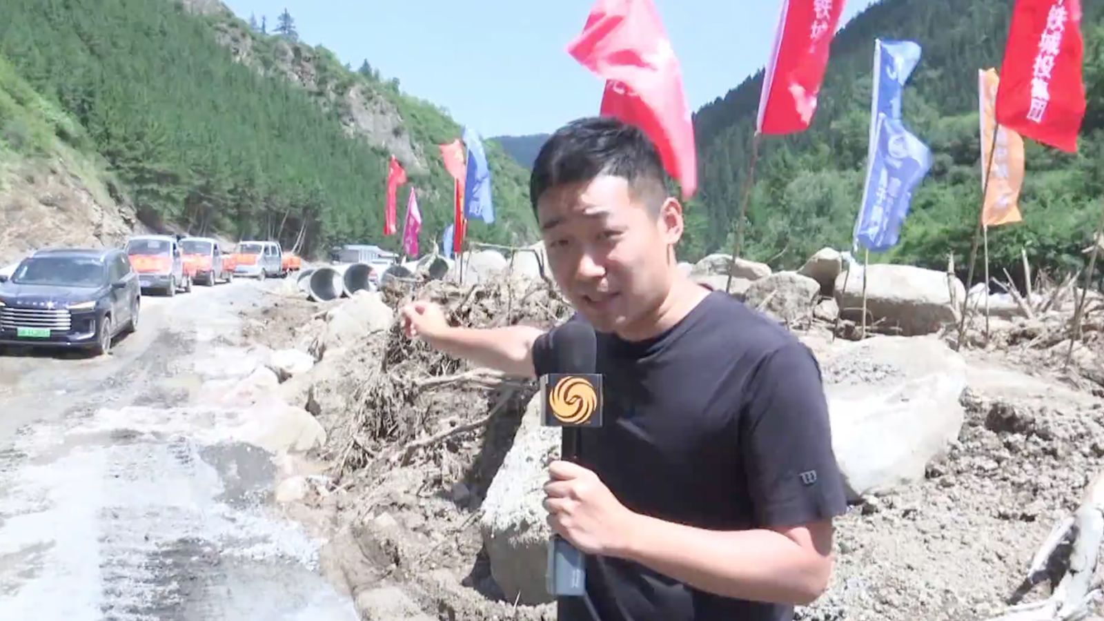 与时间赛跑！甘肃重灾区省道抢通 救援力量进灾区