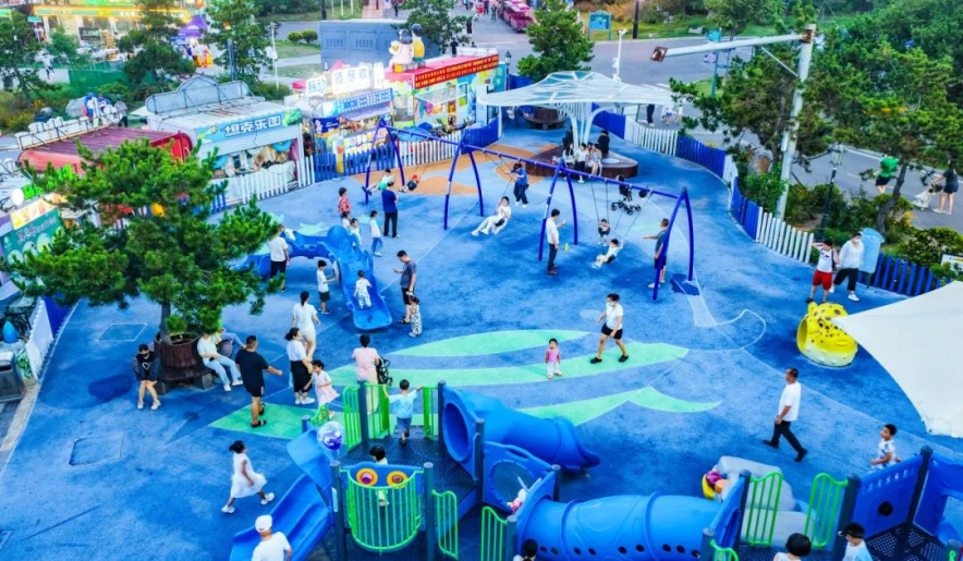 在青岛西海岸新区金沙滩啤酒城，体验一场亲子“慢”游记