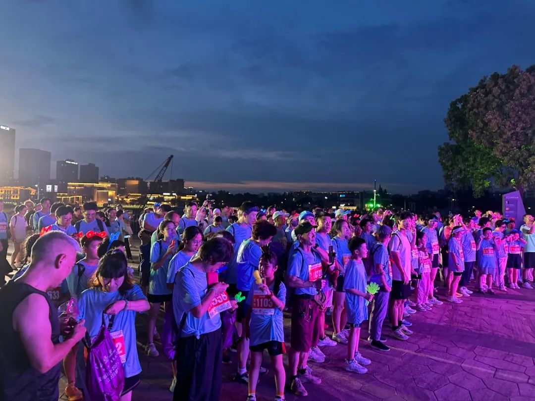 众多市民参与2025年宁波市三江六岸健步走大会