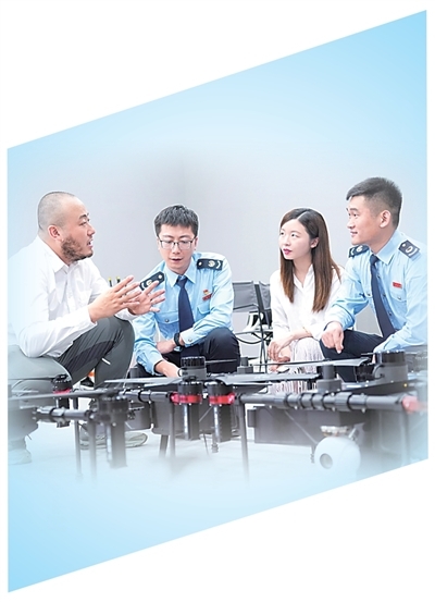 国家税务总局深圳市龙岗区税务局干部,为低空经济企业讲解税费政策。 麻 慧摄