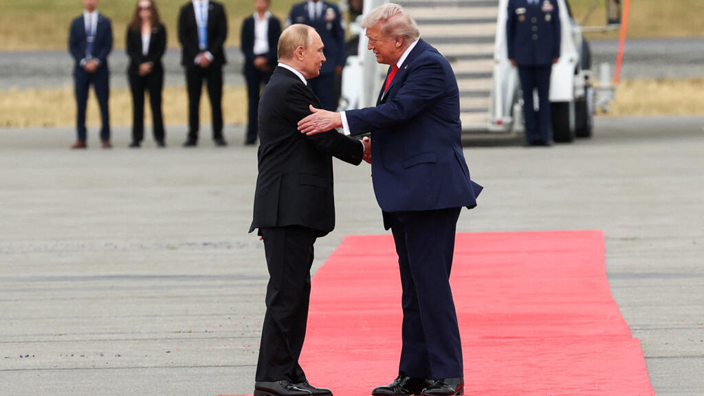 美俄元首阿拉斯加会面近3小时 会后共见记者 普京破例先发言