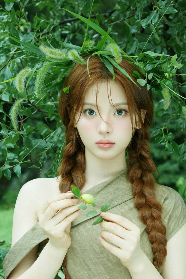 搜狐娱乐讯 14日，杨超越在社交平台上更新一组美照，她戴着狗尾巴草编制的头环，化身野生森系少女，一双明亮眼眸水润剔透，灵气十足！
