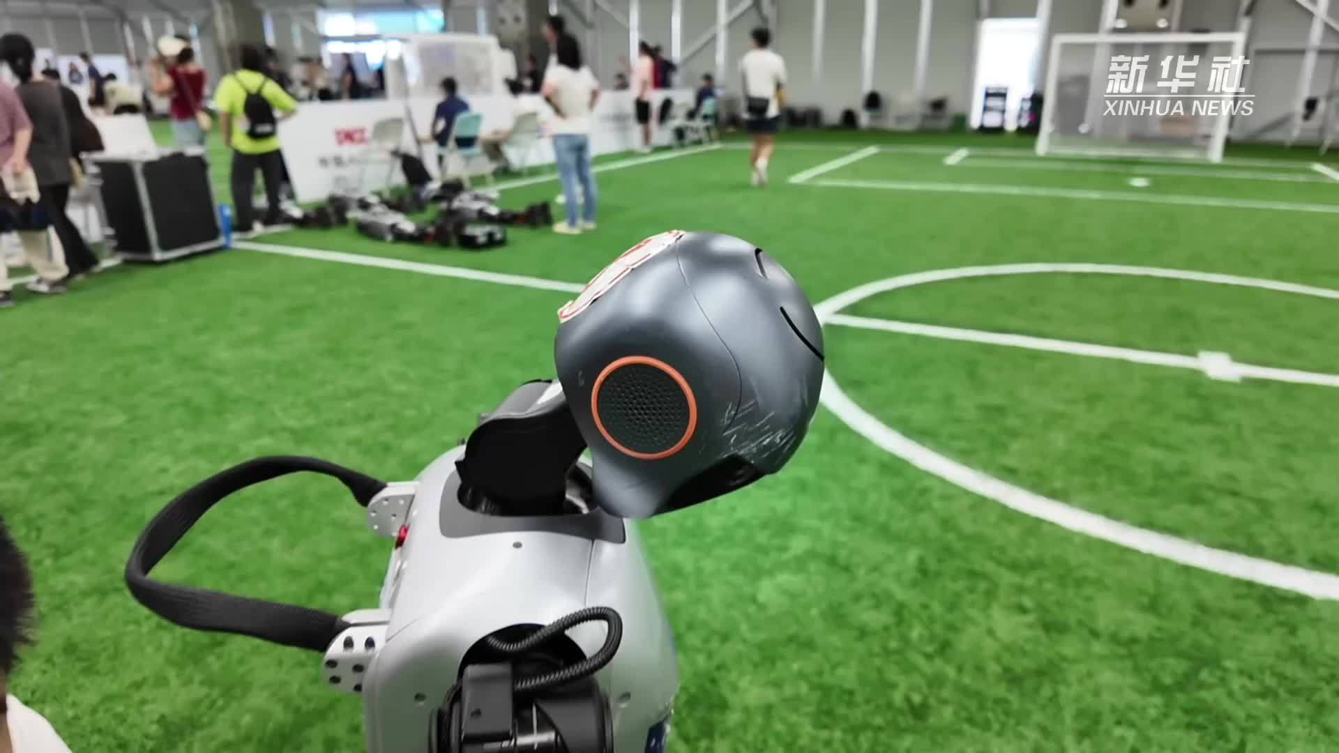 秀我中国｜在“冰丝带”近距离看机器人踢球是种什么体验？