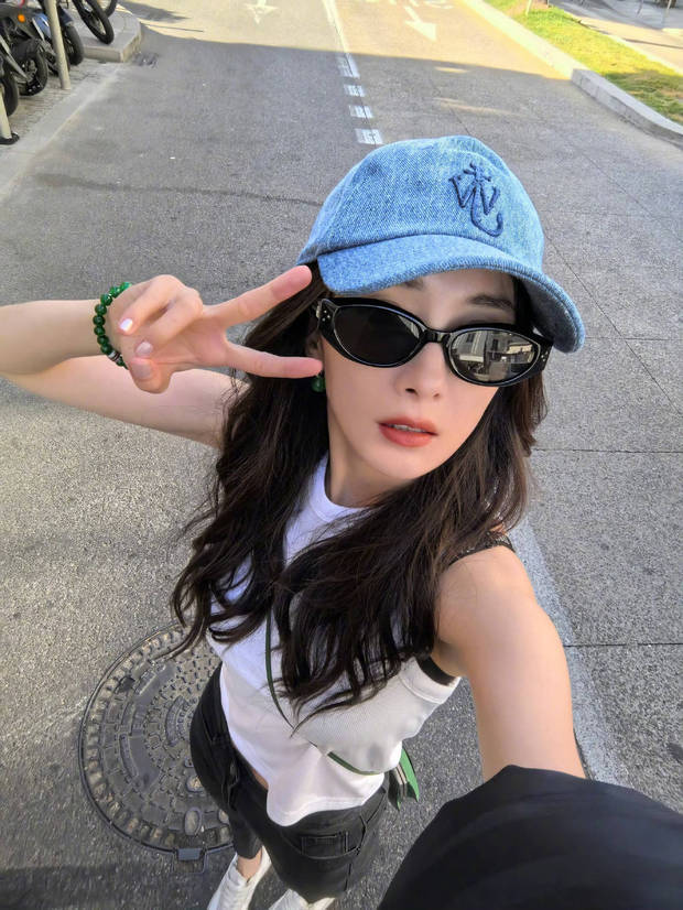 杨幂比耶自拍超可爱。