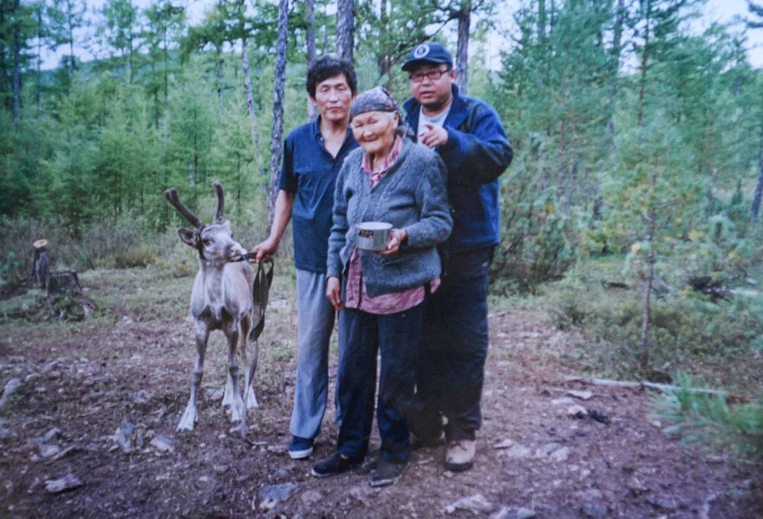 2000年夏,时年79岁的玛力亚·索与儿子何协及一位文化学者在山林里。