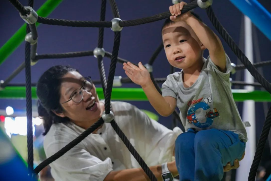 在青岛西海岸新区金沙滩啤酒城，体验一场亲子“慢”游记