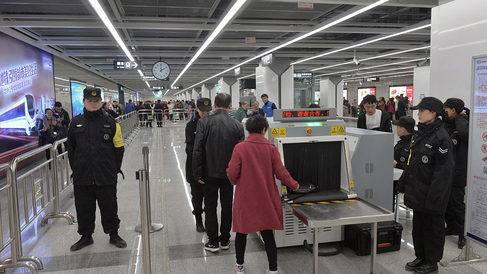 老人火车站逆行被绊倒身亡，家属索赔60余万，法院：驳回